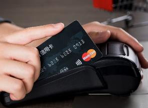 如何选择适合自己的银行账户类型？信用卡和借记卡有什么区别？