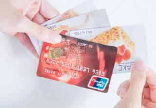 信用卡的利息到底是多少?还最低还款还是办分期? 