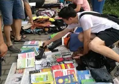 下班摆摊能赚钱么？目前下班在哪里摆摊赚钱？卖什么比较好？配图